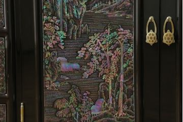 中古　美品　高級品　韓国民芸家具　圧巻!　繊細な螺鈿(ラデン)細工が美しく描かれたサイドボード(収納棚、戸棚、リビングボード)(定価約120万円)(R-058745)