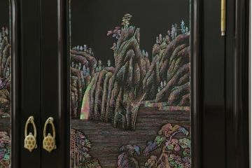 中古　美品　高級品　韓国民芸家具　圧巻!　繊細な螺鈿(ラデン)細工が美しく描かれたサイドボード(収納棚、戸棚、リビングボード)(定価約120万円)(R-058745)