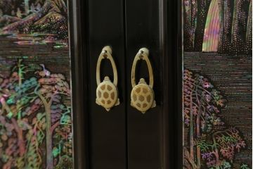 中古　美品　高級品　韓国民芸家具　圧巻!　繊細な螺鈿(ラデン)細工が美しく描かれたサイドボード(収納棚、戸棚、リビングボード)(定価約120万円)(R-058745)