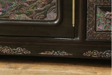 中古　美品　高級品　韓国民芸家具　圧巻!　繊細な螺鈿(ラデン)細工が美しく描かれたサイドボード(収納棚、戸棚、リビングボード)(定価約120万円)(R-058745)