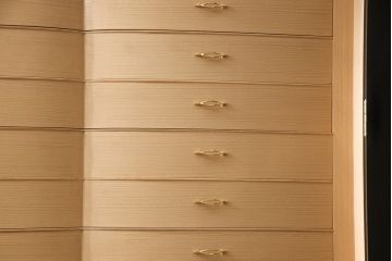中古　未使用品展示品　最高級美術家具　伝統工芸品　菊花紋章入り　香川漆器　凛とした佇まいに気品を感じる衣装箪笥(定価約290万円)(収納箪笥、引き出し、桐箪笥、和箪笥)(R-058748)