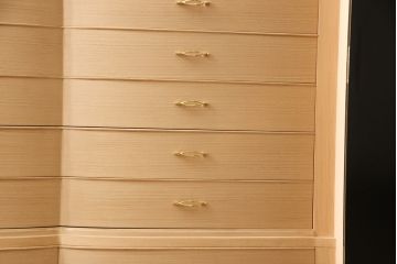 中古　未使用品展示品　最高級美術家具　伝統工芸品　菊花紋章入り　香川漆器　凛とした佇まいに気品を感じる衣装箪笥(定価約290万円)(収納箪笥、引き出し、桐箪笥、和箪笥)(R-058748)