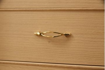 中古　未使用品展示品　最高級美術家具　伝統工芸品　菊花紋章入り　香川漆器　凛とした佇まいに気品を感じる衣装箪笥(定価約290万円)(収納箪笥、引き出し、桐箪笥、和箪笥)(R-058748)