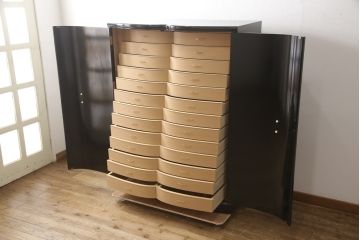 中古　未使用品展示品　最高級美術家具　伝統工芸品　菊花紋章入り　香川漆器　凛とした佇まいに気品を感じる衣装箪笥(定価約290万円)(収納箪笥、引き出し、桐箪笥、和箪笥)(R-058748)