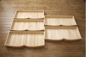 中古　未使用品展示品　最高級美術家具　伝統工芸品　菊花紋章入り　香川漆器　凛とした佇まいに気品を感じる衣装箪笥(定価約290万円)(収納箪笥、引き出し、桐箪笥、和箪笥)(R-058748)