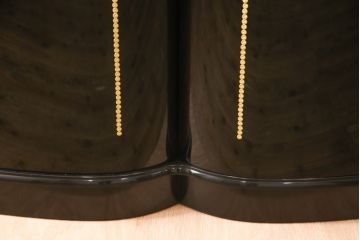 中古　未使用品展示品　最高級美術家具　伝統工芸品　菊花紋章入り　香川漆器　凛とした佇まいに気品を感じる衣装箪笥(定価約290万円)(収納箪笥、引き出し、桐箪笥、和箪笥)(R-058748)