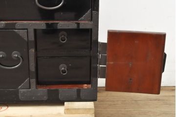 和製アンティーク　漆塗り　重厚感ある佇まいが魅力的な庄内小箪笥(和箪笥、時代箪笥、小物収納、収納箪笥)(R-058751)