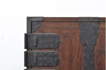 和製アンティーク　特注品　上手造り　桐紋金具が珍しい! 味わいある佇まいが魅力的な観音開き総桐時代箪笥(観音箪笥、和箪笥、衣装たんす、桐たんす)(R-058752)