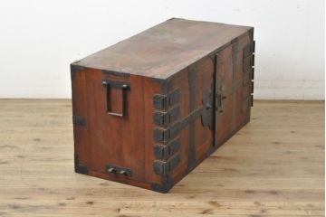 和製アンティーク　特注品　上手造り　桐紋金具が珍しい! 味わいある佇まいが魅力的な観音開き総桐時代箪笥・上段(観音箪笥、和箪笥、衣装たんす、桐たんす)(R-058753)