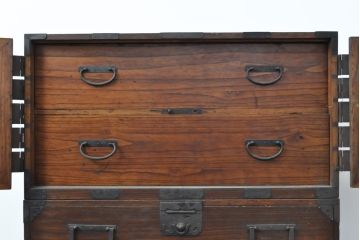 和製アンティーク　特注品　上手造り　桐紋金具が珍しい! 味わいある佇まいが魅力的な観音開き総桐時代箪笥・上段(観音箪笥、和箪笥、衣装たんす、桐たんす)(R-058753)