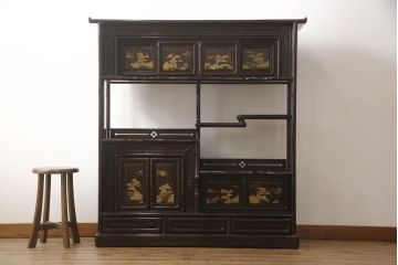 中古　美品　民芸家具　唐木・縞黒檀材　蒔絵と螺鈿の細工が高級感を放つ茶棚(違い棚、収納棚、飾り棚)(R-058764)