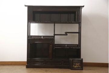 中古　美品　民芸家具　唐木・縞黒檀材　蒔絵と螺鈿の細工が高級感を放つ茶棚(違い棚、収納棚、飾り棚)(R-058764)
