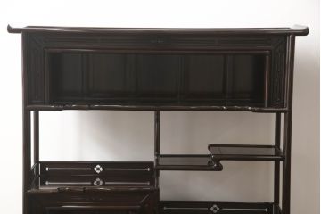 中古　美品　民芸家具　唐木・縞黒檀材　蒔絵と螺鈿の細工が高級感を放つ茶棚(違い棚、収納棚、飾り棚)(R-058764)