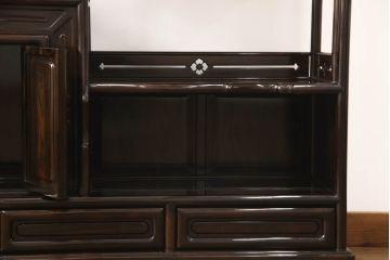 中古　美品　民芸家具　唐木・縞黒檀材　蒔絵と螺鈿の細工が高級感を放つ茶棚(違い棚、収納棚、飾り棚)(R-058764)