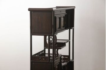中古　美品　民芸家具　唐木・縞黒檀材　蒔絵と螺鈿の細工が高級感を放つ茶棚(違い棚、収納棚、飾り棚)(R-058764)