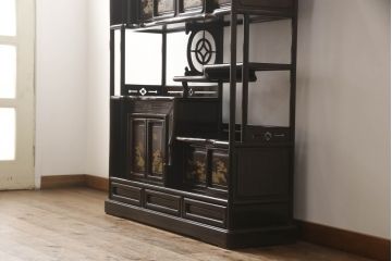 中古　美品　民芸家具　唐木・縞黒檀材　蒔絵と螺鈿の細工が高級感を放つ茶棚(違い棚、収納棚、飾り棚)(R-058764)