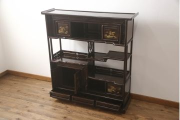 中古　美品　民芸家具　唐木・縞黒檀材　蒔絵と螺鈿の細工が高級感を放つ茶棚(違い棚、収納棚、飾り棚)(R-058764)