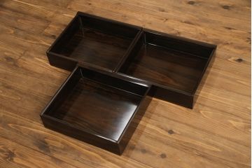 中古　美品　民芸家具　唐木・縞黒檀材　蒔絵と螺鈿の細工が高級感を放つ茶棚(違い棚、収納棚、飾り棚)(R-058764)