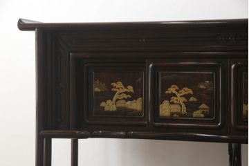 中古　美品　民芸家具　唐木・縞黒檀材　蒔絵と螺鈿の細工が高級感を放つ茶棚(違い棚、収納棚、飾り棚)(R-058764)