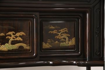 中古　美品　民芸家具　唐木・縞黒檀材　蒔絵と螺鈿の細工が高級感を放つ茶棚(違い棚、収納棚、飾り棚)(R-058764)