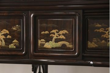 中古　美品　民芸家具　唐木・縞黒檀材　蒔絵と螺鈿の細工が高級感を放つ茶棚(違い棚、収納棚、飾り棚)(R-058764)