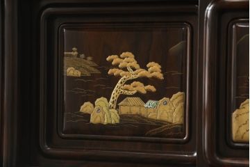 中古　美品　民芸家具　唐木・縞黒檀材　蒔絵と螺鈿の細工が高級感を放つ茶棚(違い棚、収納棚、飾り棚)(R-058764)