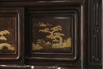 中古　美品　民芸家具　唐木・縞黒檀材　蒔絵と螺鈿の細工が高級感を放つ茶棚(違い棚、収納棚、飾り棚)(R-058764)