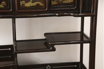 中古　美品　民芸家具　唐木・縞黒檀材　蒔絵と螺鈿の細工が高級感を放つ茶棚(違い棚、収納棚、飾り棚)(R-058764)