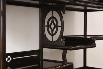 中古　美品　民芸家具　唐木・縞黒檀材　蒔絵と螺鈿の細工が高級感を放つ茶棚(違い棚、収納棚、飾り棚)(R-058764)