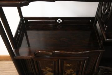 中古　美品　民芸家具　唐木・縞黒檀材　蒔絵と螺鈿の細工が高級感を放つ茶棚(違い棚、収納棚、飾り棚)(R-058764)
