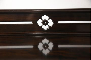 中古　美品　民芸家具　唐木・縞黒檀材　蒔絵と螺鈿の細工が高級感を放つ茶棚(違い棚、収納棚、飾り棚)(R-058764)