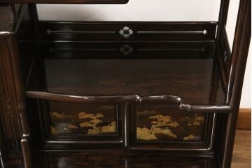 中古　美品　民芸家具　唐木・縞黒檀材　蒔絵と螺鈿の細工が高級感を放つ茶棚(違い棚、収納棚、飾り棚)(R-058764)
