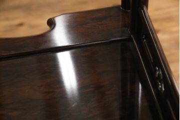 中古　美品　民芸家具　唐木・縞黒檀材　蒔絵と螺鈿の細工が高級感を放つ茶棚(違い棚、収納棚、飾り棚)(R-058764)