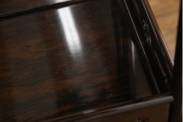 中古　美品　民芸家具　唐木・縞黒檀材　蒔絵と螺鈿の細工が高級感を放つ茶棚(違い棚、収納棚、飾り棚)(R-058764)