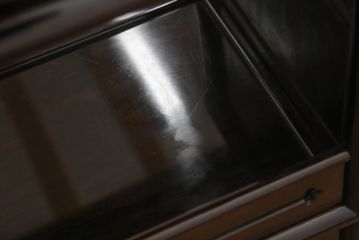 中古　美品　民芸家具　唐木・縞黒檀材　蒔絵と螺鈿の細工が高級感を放つ茶棚(違い棚、収納棚、飾り棚)(R-058764)