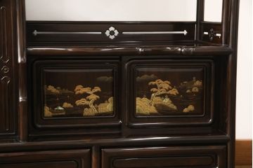 中古　美品　民芸家具　唐木・縞黒檀材　蒔絵と螺鈿の細工が高級感を放つ茶棚(違い棚、収納棚、飾り棚)(R-058764)