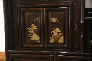 中古　美品　民芸家具　唐木・縞黒檀材　蒔絵と螺鈿の細工が高級感を放つ茶棚(違い棚、収納棚、飾り棚)(R-058764)