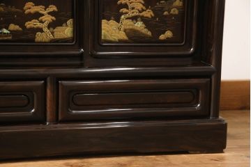 中古　美品　民芸家具　唐木・縞黒檀材　蒔絵と螺鈿の細工が高級感を放つ茶棚(違い棚、収納棚、飾り棚)(R-058764)