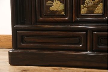 中古　美品　民芸家具　唐木・縞黒檀材　蒔絵と螺鈿の細工が高級感を放つ茶棚(違い棚、収納棚、飾り棚)(R-058764)