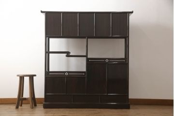 中古　美品　民芸家具　唐木・縞黒檀材　蒔絵と螺鈿の細工が高級感を放つ茶棚(違い棚、収納棚、飾り棚)(R-058764)