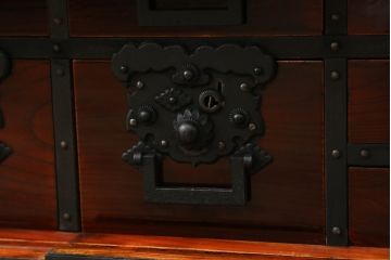 和製ビンテージ　工芸品　総欅(ケヤキ)材　びっしりと施された金具が重厚感を高める佐渡船箪笥(定価約340万円)(舟箪笥、帳箱、銭箱、引き出し、チェスト、小箪笥、小物収納、ヴィンテージ)(R-058767)