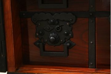 和製ビンテージ　工芸品　総欅(ケヤキ)材　びっしりと施された金具が重厚感を高める佐渡船箪笥(定価約340万円)(舟箪笥、帳箱、銭箱、引き出し、チェスト、小箪笥、小物収納、ヴィンテージ)(R-058767)