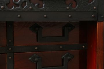 和製ビンテージ　工芸品　総欅(ケヤキ)材　びっしりと施された金具が重厚感を高める佐渡船箪笥(定価約340万円)(舟箪笥、帳箱、銭箱、引き出し、チェスト、小箪笥、小物収納、ヴィンテージ)(R-058767)