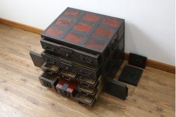 和製ビンテージ　工芸品　総欅(ケヤキ)材　びっしりと施された金具が重厚感を高める佐渡船箪笥(定価約340万円)(舟箪笥、帳箱、銭箱、引き出し、チェスト、小箪笥、小物収納、ヴィンテージ)(R-058767)