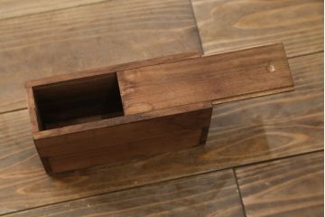 和製ビンテージ　工芸品　総欅(ケヤキ)材　びっしりと施された金具が重厚感を高める佐渡船箪笥(定価約340万円)(舟箪笥、帳箱、銭箱、引き出し、チェスト、小箪笥、小物収納、ヴィンテージ)(R-058767)