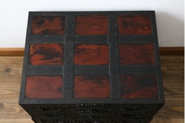 和製ビンテージ　工芸品　総欅(ケヤキ)材　びっしりと施された金具が重厚感を高める佐渡船箪笥(定価約340万円)(舟箪笥、帳箱、銭箱、引き出し、チェスト、小箪笥、小物収納、ヴィンテージ)(R-058767)