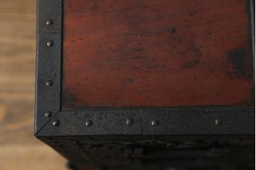 和製ビンテージ　工芸品　総欅(ケヤキ)材　びっしりと施された金具が重厚感を高める佐渡船箪笥(定価約340万円)(舟箪笥、帳箱、銭箱、引き出し、チェスト、小箪笥、小物収納、ヴィンテージ)(R-058767)