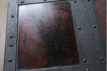 和製ビンテージ　工芸品　総欅(ケヤキ)材　びっしりと施された金具が重厚感を高める佐渡船箪笥(定価約340万円)(舟箪笥、帳箱、銭箱、引き出し、チェスト、小箪笥、小物収納、ヴィンテージ)(R-058767)