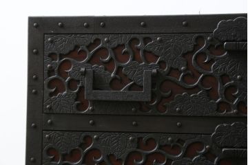 和製ビンテージ　工芸品　総欅(ケヤキ)材　びっしりと施された金具が重厚感を高める佐渡船箪笥(定価約340万円)(舟箪笥、帳箱、銭箱、引き出し、チェスト、小箪笥、小物収納、ヴィンテージ)(R-058767)