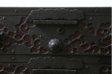 和製ビンテージ　工芸品　総欅(ケヤキ)材　びっしりと施された金具が重厚感を高める佐渡船箪笥(定価約340万円)(舟箪笥、帳箱、銭箱、引き出し、チェスト、小箪笥、小物収納、ヴィンテージ)(R-058767)